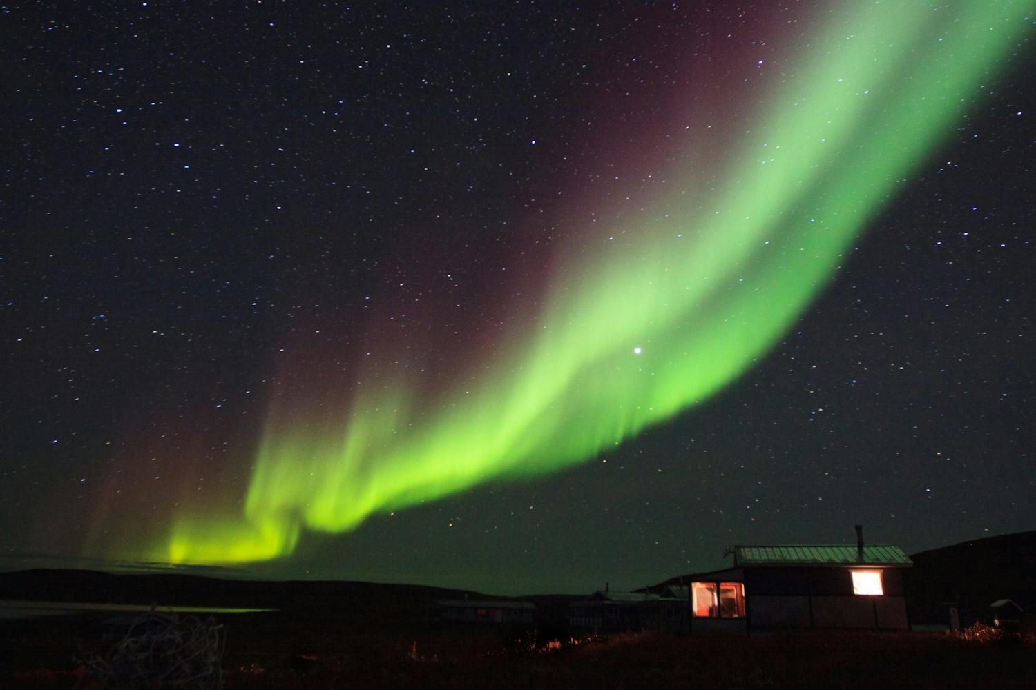 An,Undulating,Band,Of,Northen,Lights,Snakes,Across,The,Nightime Norrskenet är mycket aktivt för närvarande, så under 2026 har du utmärkta möjligheter att ta vackra bilder av fenomenet.